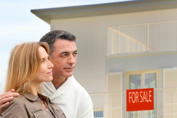 Casal na frente da casa para venda — Fotografia de Stock