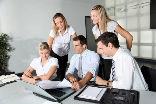 Grupp av affärsmöte på kontoret — Stockfoto