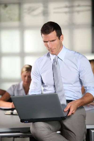 Geschäftsmann arbeitet mit Laptop im Büro — Stockfoto