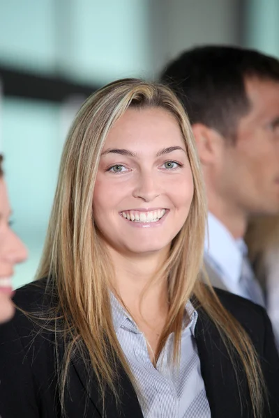 Femme d'affaires debout devant le groupe dans le bureau — Photo