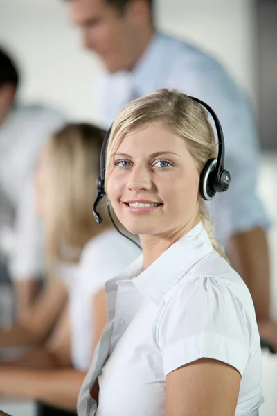 Närbild av blond kvinna med hörlurar — Stockfoto