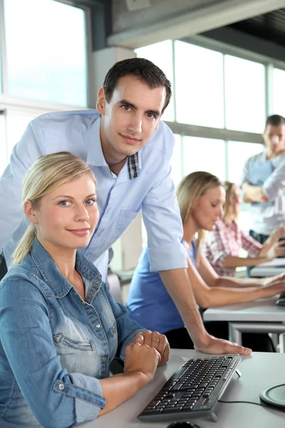 Groupe de travail au bureau — Photo