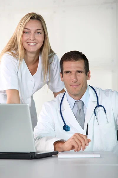 Close-up de médico e enfermeiro no escritório — Fotografia de Stock