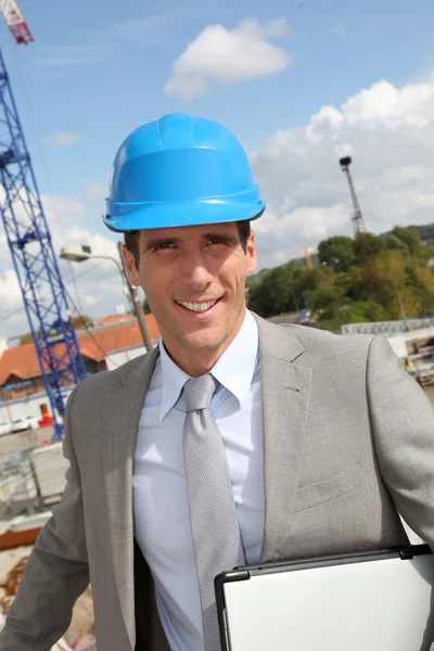 Empresário controlando local em construção — Fotografia de Stock