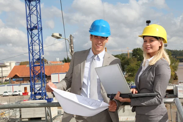 Architekt und Bauleiter prüfen Baustelle — Stockfoto