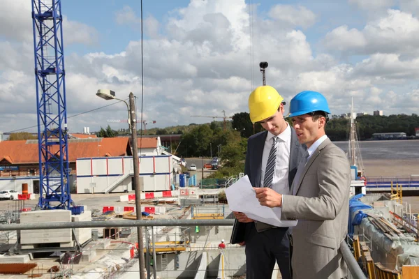 Homme d'affaires contrôlant le site en construction — Photo