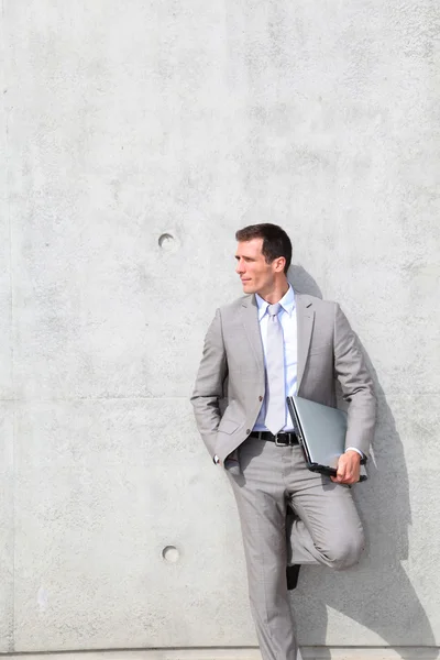Empresário com terno cinza esperando ao ar livre — Fotografia de Stock