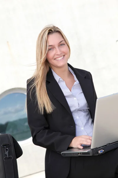 Крупним планом усміхненої бізнес-леді з портативним комп'ютером — стокове фото