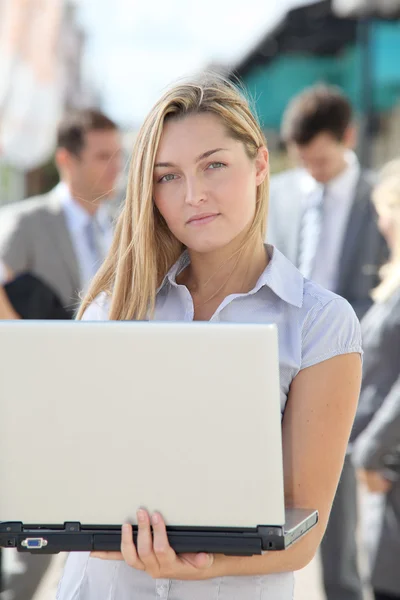 Dizüstü bilgisayar ile sarışın iş kadını — Stok fotoğraf