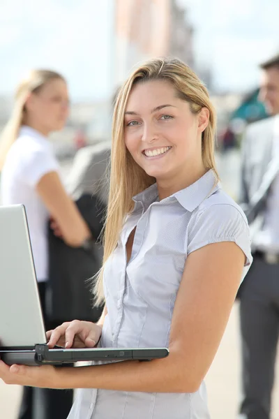 Blond zakenvrouw met laptopcomputer — Stockfoto