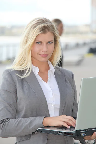 Blond zakenvrouw met laptopcomputer — Stockfoto