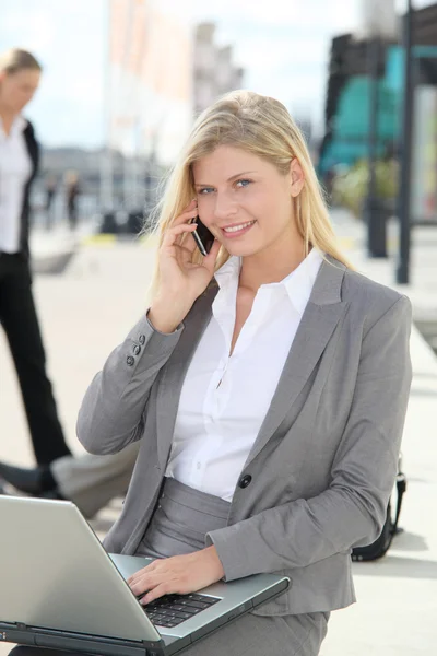 Mujer de negocios rubia con ordenador portátil —  Fotos de Stock