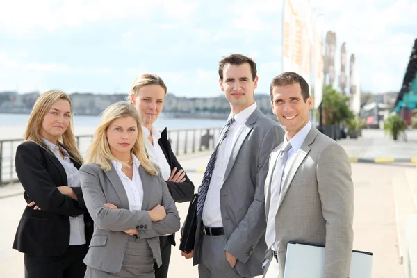 Groupe d'entreprises debout devant un salon — Photo