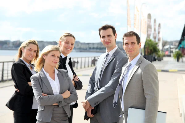 Unternehmensgruppe, die vor einer Messe steht — Stockfoto