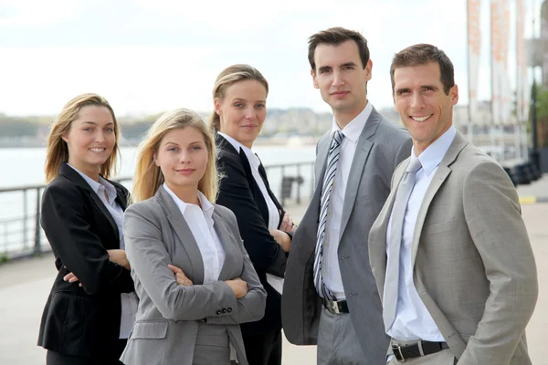 Unternehmensgruppe, die vor einer Messe steht — Stockfoto