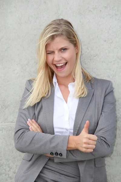 Mujer rubia de negocios de pie contra una pared —  Fotos de Stock