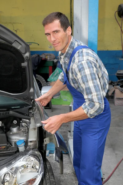 Reparador que trabalha no veículo na garagem — Fotografia de Stock