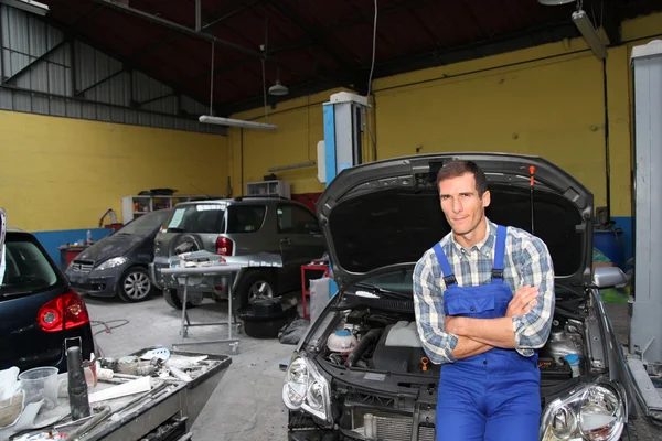 Riparatore che lavora sul veicolo in garage — Foto Stock