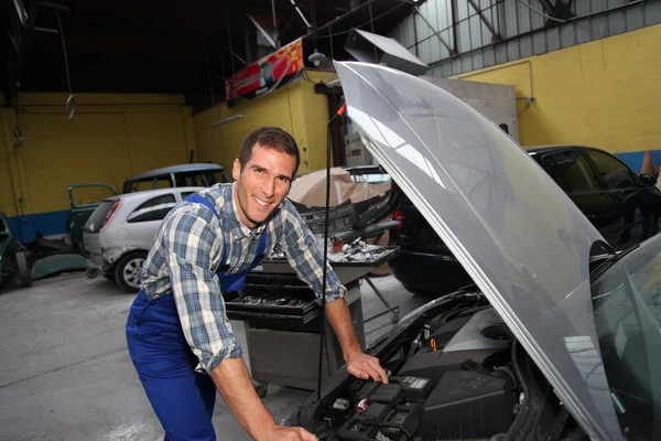 Reparador trabajando en vehículo en garaje —  Fotos de Stock