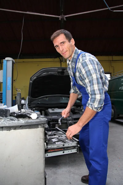 Repairer working on vehicle in garage — Stock Photo, Image