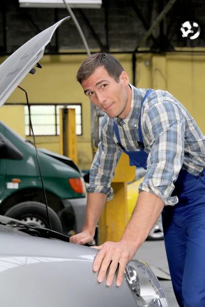 Riparatore che lavora sul veicolo in garage — Foto Stock