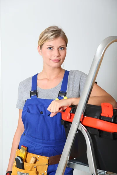 Smiling electrician woman standing by scale — Stock Photo, Image