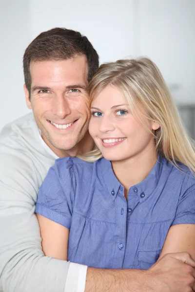 Smiling couple standing in home kitchen — Stock Photo, Image