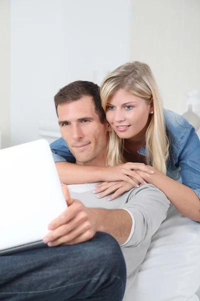 Closeup of couple sitting in sofa surfing on internet — Stock Photo, Image