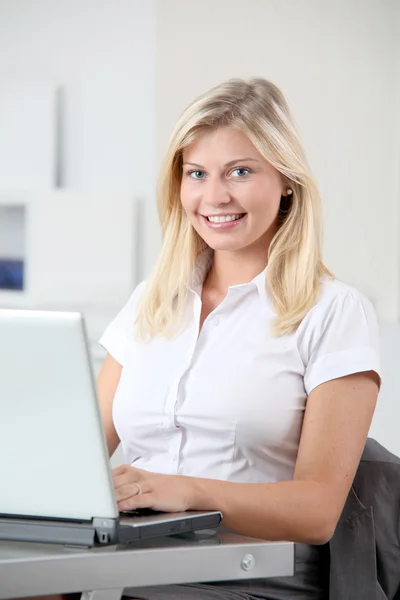 Mooie glimlachend jonge vrouw die werkt in het kantoor — Stockfoto