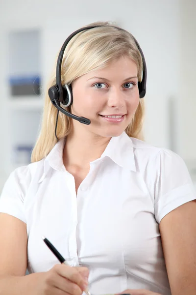 Close-up de mulher loira com fones de ouvido e microfone — Fotografia de Stock