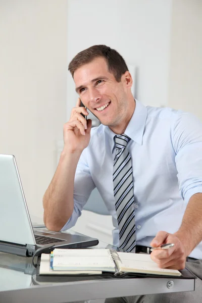 Man talking on the phone in the office — Stock Photo, Image