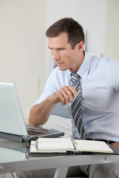 Homem trabalhando no escritório com computador portátil — Fotografia de Stock