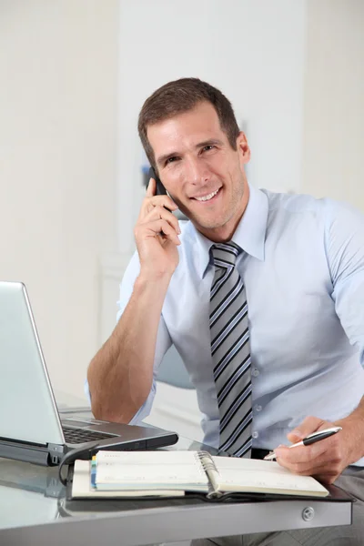 Hombre hablando por teléfono en la oficina —  Fotos de Stock