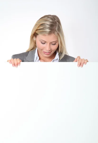 Bizneswoman gospodarstwa biały panel — Zdjęcie stockowe