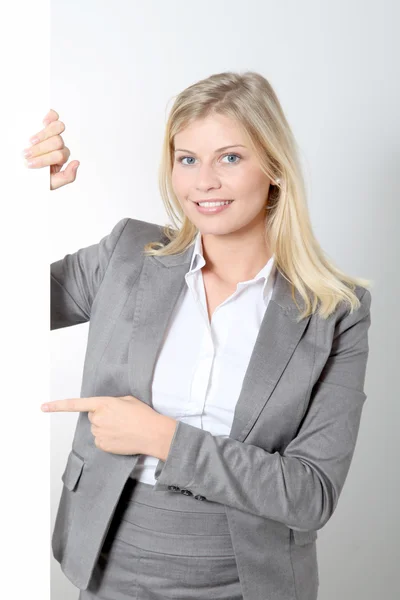 Бізнес-леді тримає білу панель — стокове фото
