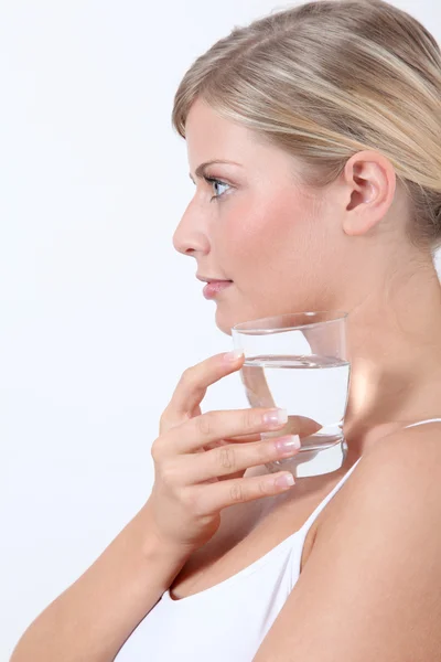 Primo piano della donna che tiene un bicchiere d'acqua — Foto Stock