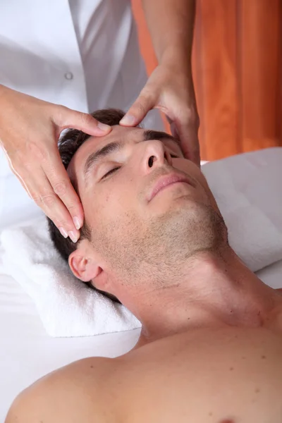 Homem fazendo uma massagem facial no centro de spa — Fotografia de Stock