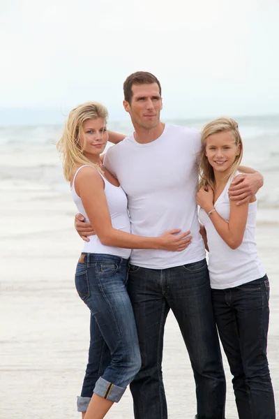 Paar und Tochter stehen am Meer — Stockfoto