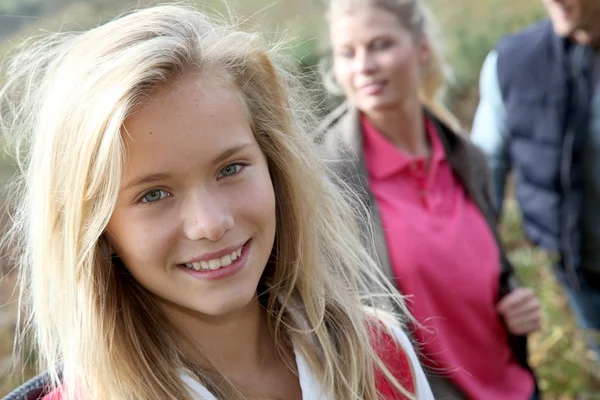 Close-up van mooie jonge meisje op dag wandelen — Stockfoto