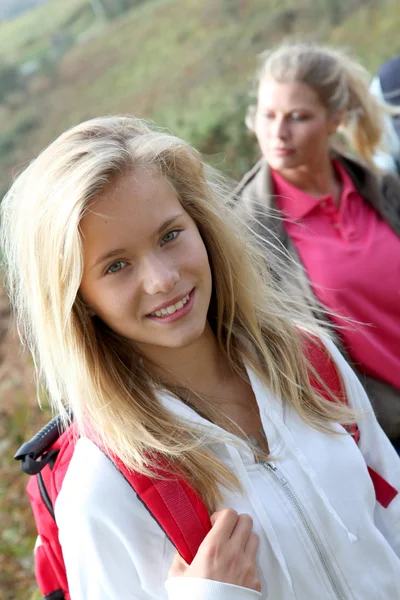 Closeup krásná mladá dívka na pěší den — Stock fotografie