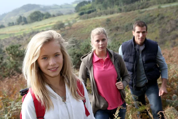 Padres e hija caminando por el campo — Foto de Stock