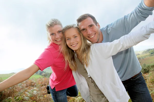 Lyckliga familjen ha roligt på landsbygden — Stockfoto