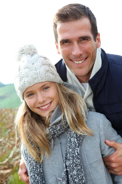 Pai feliz com a filha na temporada de outono — Fotografia de Stock