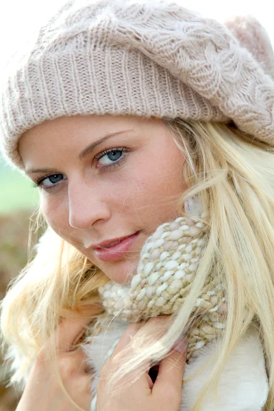 Femme blonde portant un bonnet en laine en automne — Photo