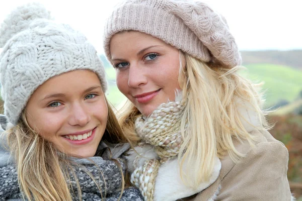 Primer plano de la madre y la hija en otoño — Foto de Stock