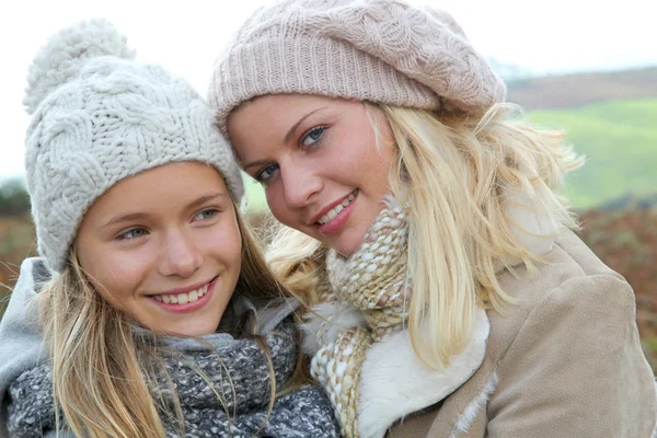 Primer plano de la madre y la hija en otoño — Foto de Stock