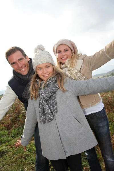 Close-up van gelukkige familie in de val seizoen — Stockfoto