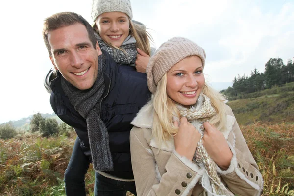 Primer plano de la familia feliz en la temporada de otoño — Foto de Stock