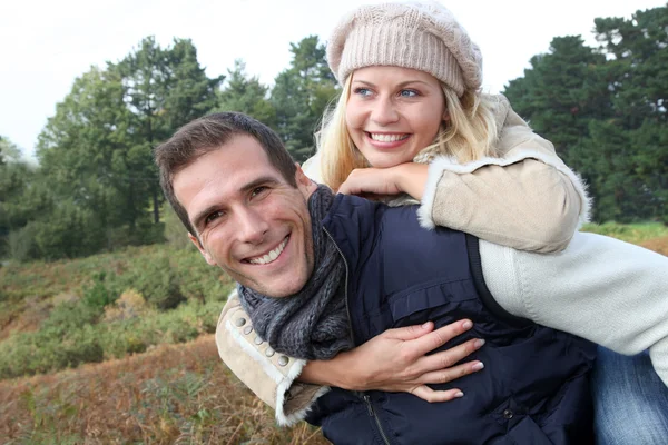 Primer plano de la familia feliz en la temporada de otoño — Foto de Stock