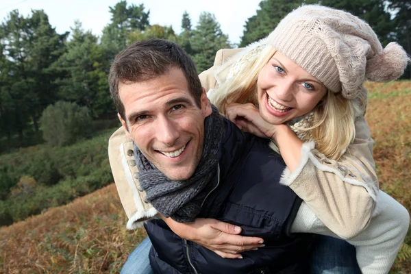 Nahaufnahme einer glücklichen Familie im Herbst — Stockfoto